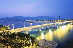 Một cây cầu qua sông Hàn (Đà Nẵng). Thành phố này tiếp tục vững vàng ngồi đầu bảng xếp hạng chỉ số PCI năm 2009, lần thứ hai liên tiếp đẩy Bình Dương “về nhì”. - tinkinhte.com