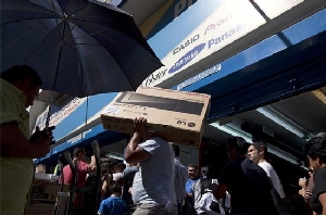 Dòng người mua hàng tại một trung tâm thương mại ở Caracas, Venezuela. - tinkinte.com