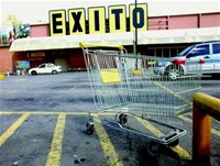 Siêu thị điện máy Exito ở thủ đô Caracas, Venezuela, phải đóng cửa từ trưa ngày 11-1 sau khi người mua vét hết hàng hóa trước khi cơ chế tỉ giá mới có hiệu lực. - tinkinhte.com