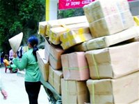 Tiểu thương Việt Nam buôn bán ở cửa khẩu Cổng  Trắng, tỉnh Lạng Sơn. - tinkinhte.com