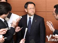 Chủ tịch của hãng Toyota, Akio Toyoda, trả lời phỏng vấn của phóng viên. - tinkinhte.com