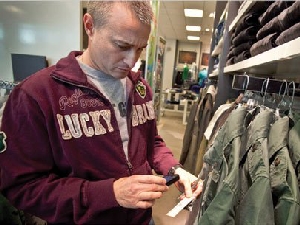Một người mua sắm dùng ShopSavvy – một ứng dụng so sánh giá sản phẩm – trên chiếc điện thoại T-Mobile G1 tại một cửa hàng ở thành phố San Francisco (Mỹ). - tinkinhte.com