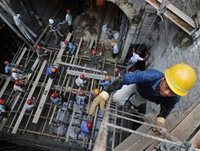 Công nhân Trung Quốc làm việc tại một công trình xây dựng đường ngầm tại ở Hefei, tỉnh An Huy, phía đông Trung Quốc. - tinkinhte.com