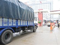 Xe tải chở hàng hóa của Việt Nam qua cửa khẩu Lạng Sơn để tiêu thụ ở thị trường Trung Quốc. Hiện nay Việt Nam xuất sang Trung Quốc chủ yếu là nguyên liệu thô hoặc sơ chế trong khi nhập từ nước này các loại hàng công nghiệp giá trị cao. - tinkinhte.com