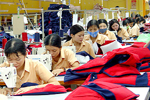 Dệt may là một trong những ngành có mức chi trả lương thấp. - tinkinhte.com