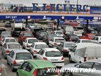 Xe xếp thành hàng tại các trạm xăng ở Pháp do công nhân tập đoàn Dunkerque đình công khiến thị trường không đủ dầu để cung cấp. - tinkinhte.com