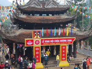 Chùa Hương là một trong những điểm đến của tour hành hương. - tinkinhte.com