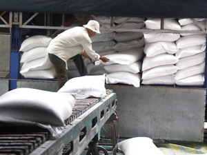 Công ty lương thực Long An (Tổng công ty lương thực miền Nam) vận chuyển gạo vào kho. - tinkinhte.com