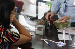 Cái khó của các ngân hàng khi sử dụng nguồn vốn mới là hiệu quả đầu tư, mở rộng hoạt động… không thể thể hiện nhanh, rõ ràng qua mỗi ngày; trong khi nhiều cổ đông vẫn đòi hỏi cổ tức cao, nhất với những trường hợp có thặng dư vốn cổ phần lớn - Ảnh: Quang Liên. - tinkinhte.com