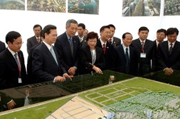 Hai Thủ tướng nghe đại diện nhà đầu tư báo cáo quy hoạch tổng thể dự án VISP Hải Phòng - tinkinhte.com