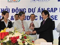 Đại diện Công ty ERP-FPT và TDH ký kết hợp tác triển khai ERP vào đầu tháng 12-2009. - tinkinhte.com