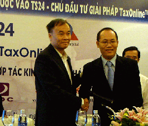  Ông Nguyễn Phan Việt Thủy - tổng giám đốc công ty TS24 (phải) và ông Thân Trọng Phúc - giám đốc điều hành DFJ VinaCapital trong lễ ký kết - tinkinhte.com