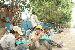 Theo ILO, điều quan trọng là chuyển dịch người có việc làm sang nhóm lao động làm công ăn lương có chất lượng nhằm giảm thiểu sự tổn thương và số lượng lao động nghèo - tinkinhte.com