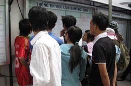 Sinh viên tìm hiểu thông tin việc làm bán thời gian tại Trung tâm Hỗ trợ sinh viên Tp.HCM. - tinkinhte.com