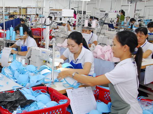 May trang phục phụ nữ ở Công ty trách nhiệm hữu hạn FLD tại Khánh Hòa. - tinkinhte.com