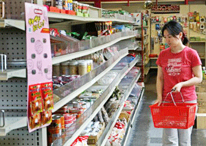 Với việc cung cấp tiền rẻ và sẵn như cho, nước Nhật hy vọng sẽ kích thích được tiêu dùng