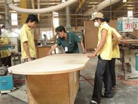 Một công đoạn sản xuất đồ gỗ nội thất.Gỗ nội thất trong nước theo Hiệp hội Đồ gỗ và Thủ công mỹ nghệ TPHCM hiện đang bị đồ gỗ nội thất Trung Quốc cạnh tranh mạnh. - tinkinhte.com