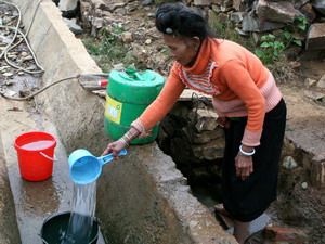 Tại nhiều nơi, người dân vẫn "khát" nước sạch. - tinkinhte.com