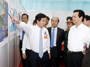 Thủ tướng Nguyến Tấn Dũng nghe công tác chuẩn bị thi công. - tinkinhte.com