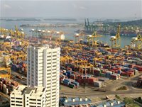 Hoạt động thương mại quốc tế từng đem lại sự phồn thịnh cho Singapore nhưng trong bối cảnh hiện nay, đảo quốc này lại đang tìm cách giảm sự lệ thuộc vào lĩnh vực này. Trong ảnh là một góc cảng Singapore. - tinkinhte.com