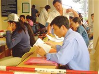 Người dân làm thủ tục nhà đất ở quận Gò Vấp. -  tinkinhte.com
