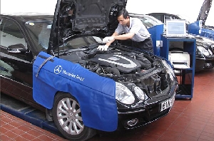 Kiểm tra xe tại xưởng dịch vụ của Mercedes-Benz. - tinkinhte.com