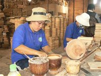Công nhân đang sản xuất thớt gỗ tại Công ty Phú Long Tân, thị trấn Lái Thiêu, huyện Thuận An, tỉnh Bình Dương - tinkinhte.com