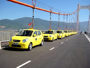 Đoàn xe taxi Tiên Sa sang trọng và hiện đại trong ngày ra mắt. tinkinhte.com