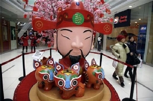 "Ông" Thần Tài tại một trung tâm thương mại ở Bắc Kinh, Trung Quốc. Chỉ số giá tiêu dùng (CPI) của Trung Quốc trong tháng 12 đã tăng 1,9% so với cùng kỳ năm trước, so với mức tăng 0,6% trong tháng 11 - tinkinhte.com