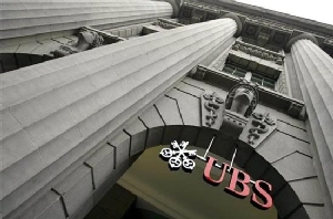 Mặt trước trụ sở Ngân hàng UBS của Thụy Sỹ. Theo giới phân tích, mức giá mà các chính phủ sẵn sàng chi ra để mua thông tin về các tài khoản ngân hàng Thụy Sỹ quá hấp dẫn để các nhân viên làm việc tại các ngân hàng này thực hiện việc đánh cắp dữ liệu và bán lại các dữ liệu đó - tinkinhte.com