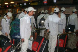 Lao động sang Hàn Quốc làm thủ tục xuất cảnh tại sân bay Nội Bài. - tinkinhte.com