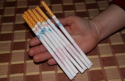 Kẹo thuốc lá đang bày bán công khai tại nhiều cổng trường Ảnh: CTV