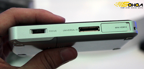 Cổng kết nối nằm ở bên cạnh trái, gồm Universal IO và HDMI...