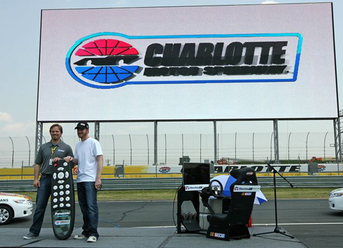 Panasonic và trường đua xe Charlotte Motor Speed quay mới đây đã hoàn thiện chiếc màn hình HD 720p khổng lồ, được cho là có kích thước lớn nhất trên thế giới hiện nay.
