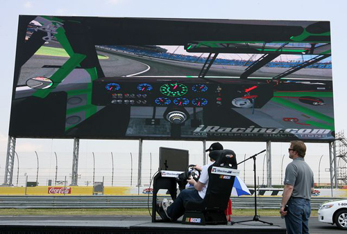 Tuy nhiên phải đến 21/5, mẫu màn hình của Panasonic mới đi vào hoạt động chính thức ở giải đua NASCAR.