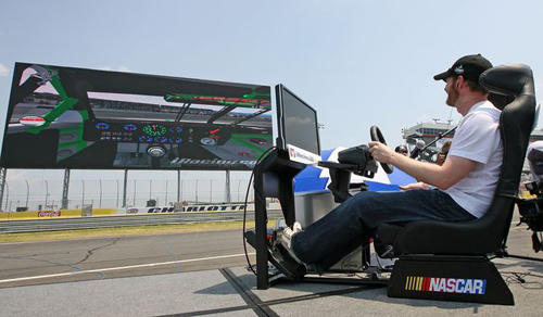 Thử nghiệm trò chơi đua xe ngay trên màn hình HD có diện tích gần 1.500 mét vuông.