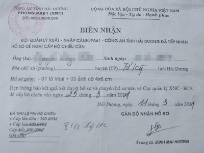 Đây là tờ biên nhận của PA61 - Công an tỉnh Hải Dương với lời hẹn: “Hẹn thông báo kết quả xét duyệt hồ sơ và chuyển hồ sơ trên về Cục quản lý XNC - BCA để cấp hộ chiếu vào ngày 25-3-2011” 	Ảnh: N.H