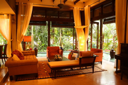 Phòng khách của gia đình Hà Kiều Anh được bày biện, trang trí đơn giản với ánh đèn vàng, tạo cảm giác ấm cúng.