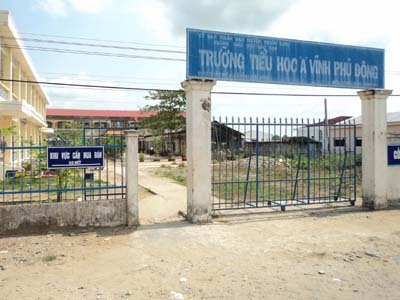 Cổng trường học quang đãng với “khu vực cấm buôn bán-50 mét”