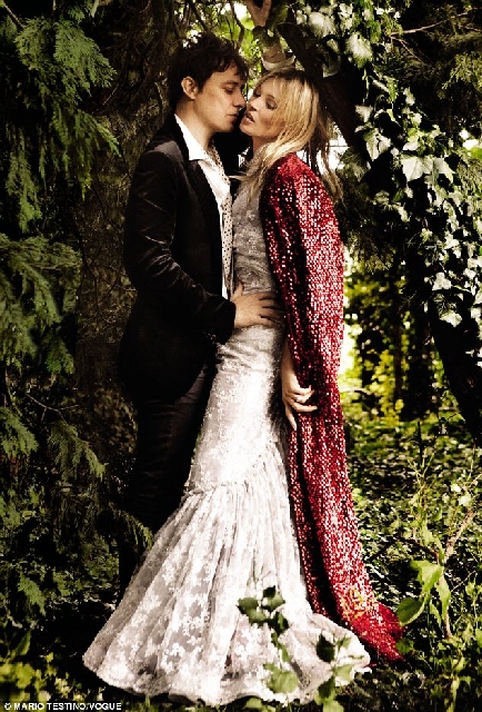 Ảnh cưới của Kate Moss do nhiếp ảnh gia nổi tiếng Mario Testino thực hiện