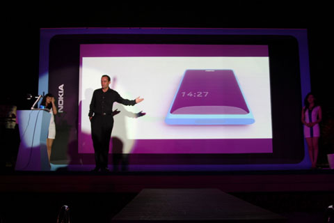 Giám đốc Nokia Đông Dương, ông William Hamilton-Whyte giới thiệu về thiết kế không phím bấm của N9.