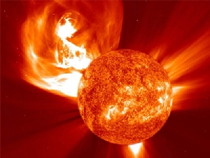 Hình minh họa một vụ bùng nổ lớn trong bầu khí quyển mặt trời. Ảnh: blogspot.com.