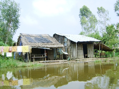 Người dân xóm Cựa Gà, xã Khánh An (U Minh, Cà Mau) nhiều năm sống tạm bợ vì dự kiến mở rộng KCN Khánh An. Ảnh: Tiến Hưng