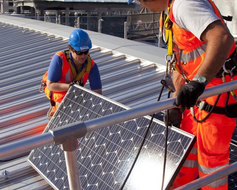 Kĩ sư đang hoàn tất việc lắp đặt các tấm pin mặt trời trên mái cầu Blackfriars