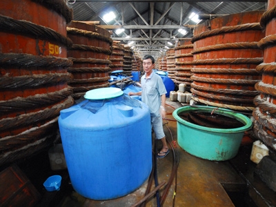 Sản xuất nước mắm tại Phú Quốc - Ảnh: Công Hân