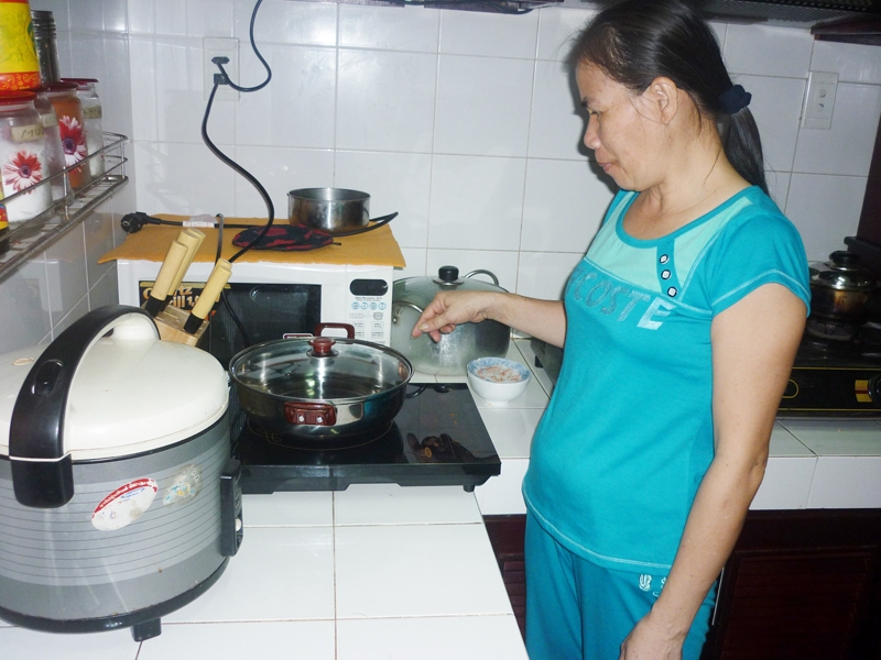 Ngán với giá gas phi mã, một tuần nay, bà Nguyễn Thị Chi (ở quận 7) chuyển sang nấu ăn chủ yếu bằng bếp điện Ảnh: L.N