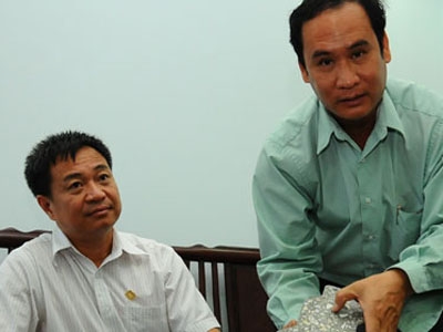 Chủ nhiệm đề tài, kỹ sư Nguyễn Minh Luân (phải) - phó tổng giám đốc Công ty Thạch Anh - giới thiệu viên bêtông có mặt cắt nhìn rõ vỏ sò, san hô, cát biển