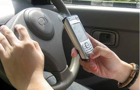 Tăng rất mạnh mức phạt người dùng điện thoại khi lái xe