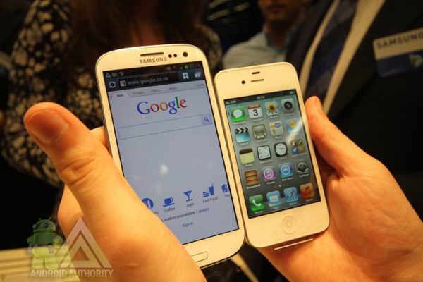 Kích thước nổi trội càng rõ nét khi đặt cạnh iPhone 4S – đối thủ “nặng kí” nhất của Galaxy S3.