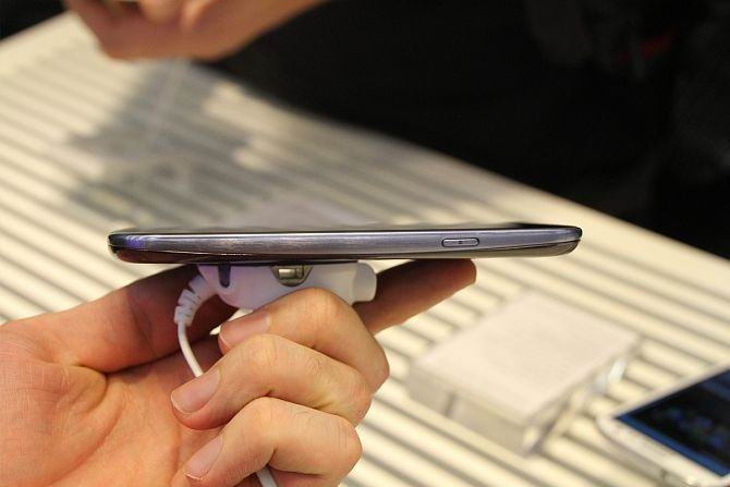 Cảnh phải của Samsung Galaxy S3 được trang bị nút nguồn.